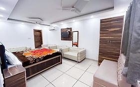 Deluxe Room Sec 132 Near Paras Mall